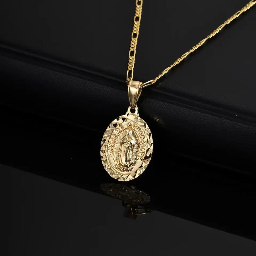 Medalla Virgen de Guadalupe dorada